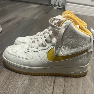 Vintage Nike high tops white and yellow size 8.5